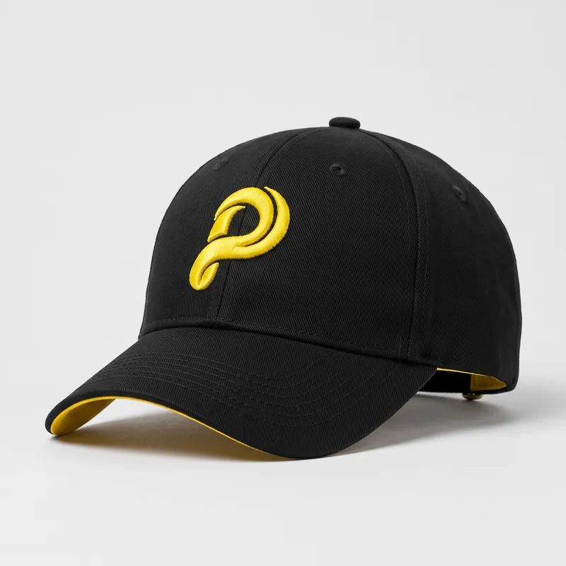Gorra negra con la P de Pista bordada en amarillo
