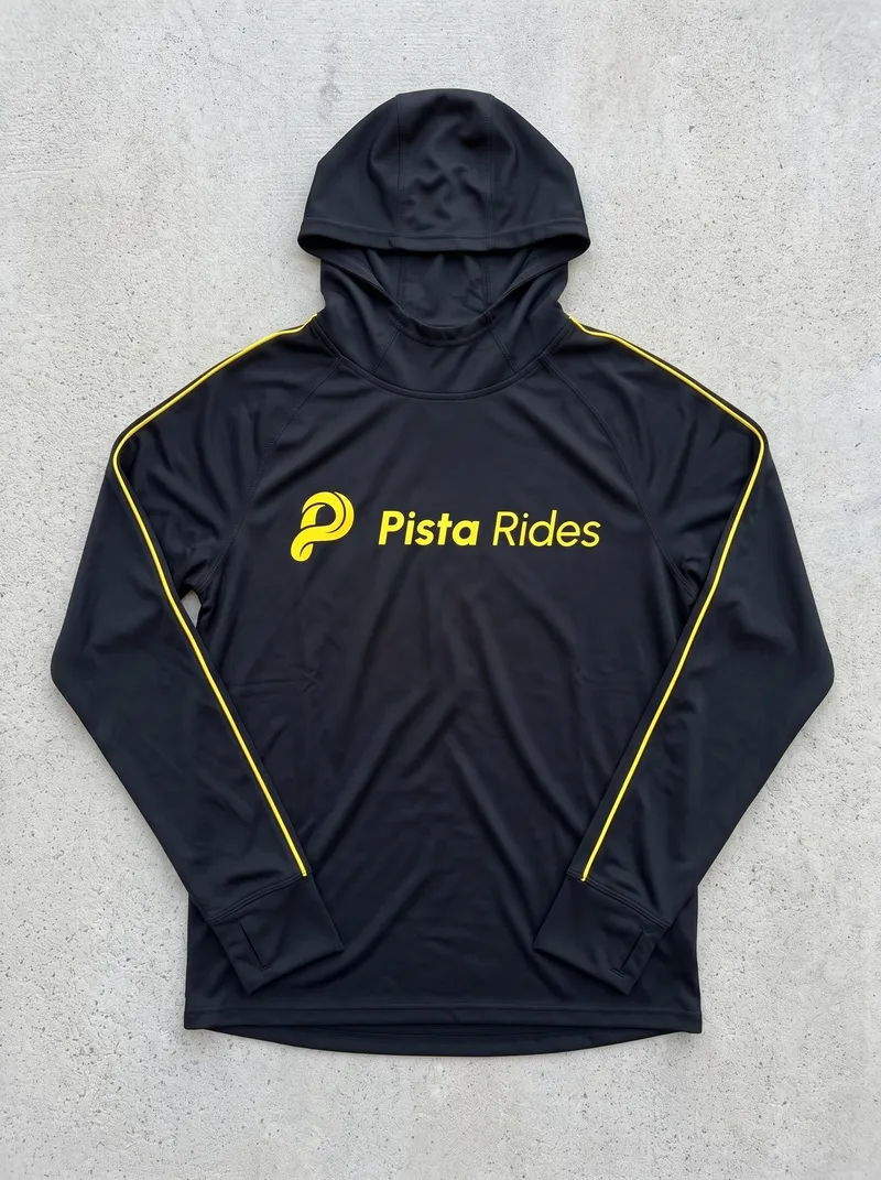 Sudadera negra de manga larga con capucha y el logo de Pista Rides en amarillo